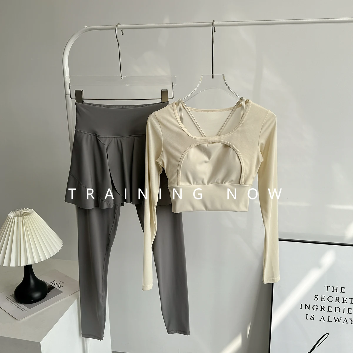 

Дорогой женский осенний костюм для фитнеса, профессиональный быстросохнущий утренний спортивный костюм с нагрудником, тренировочный костюм для пилатеса, йоги