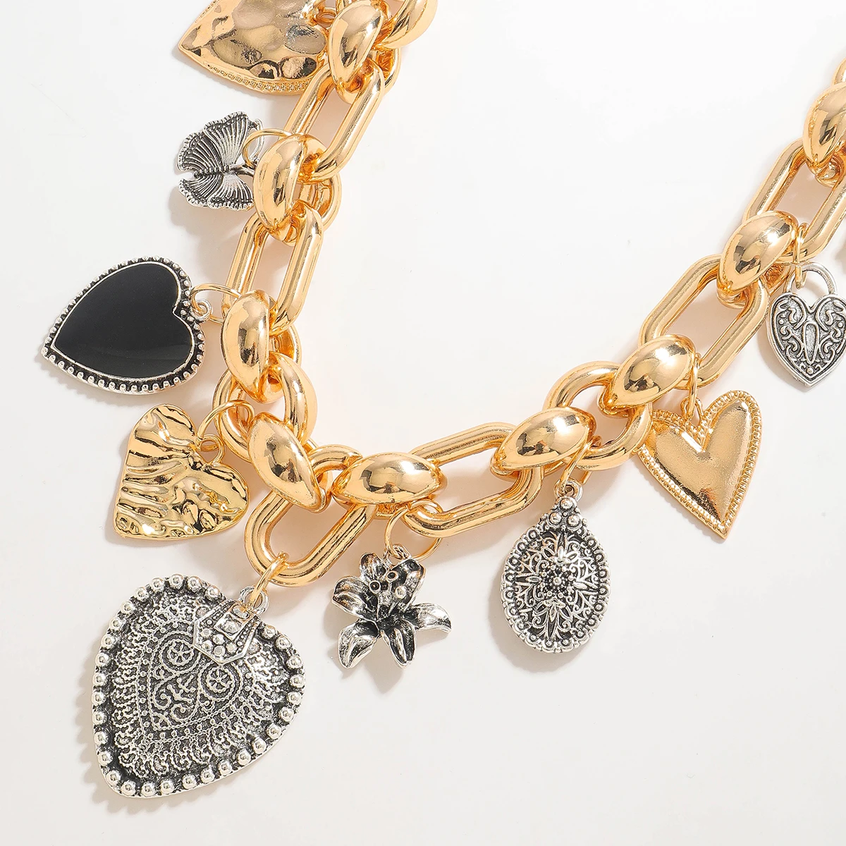 ZAA 2025 Trendy Necklace With Heart Charms For Women Golden Alloy Metal Exquisite Pendant Chain Necklace Suitable For Banquets