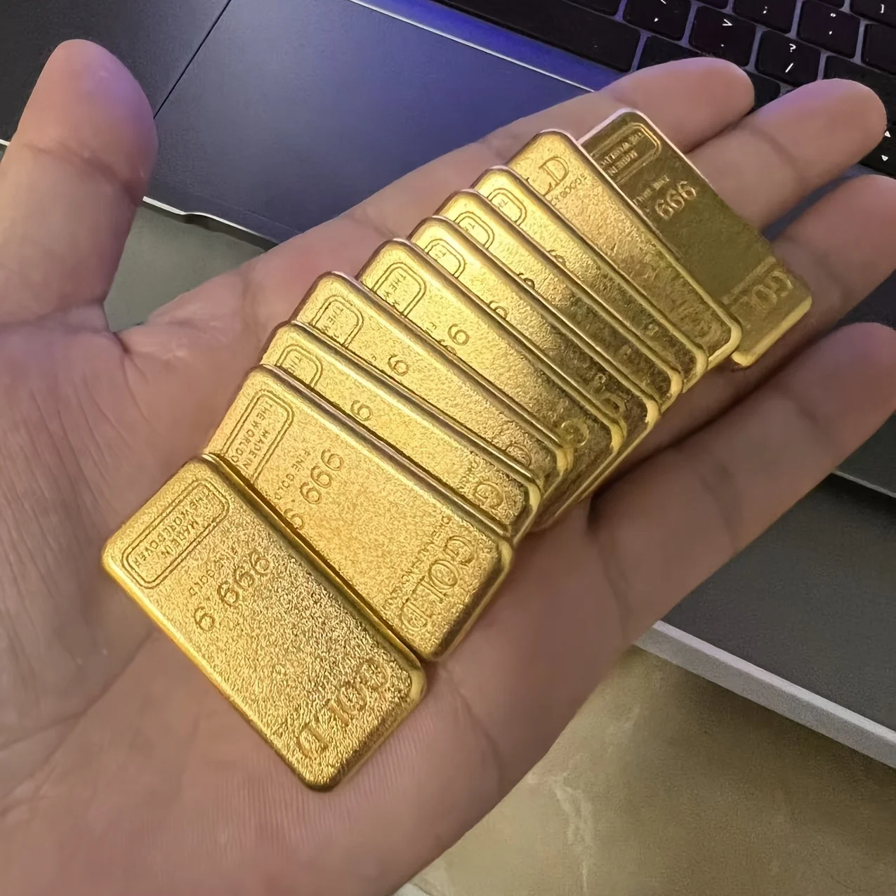1 szt. Realistyczna złota sztabka - Wytrzymała metalowa replika o realistycznej wyglądzie i wadze, elegancki element dekoracji do salonu