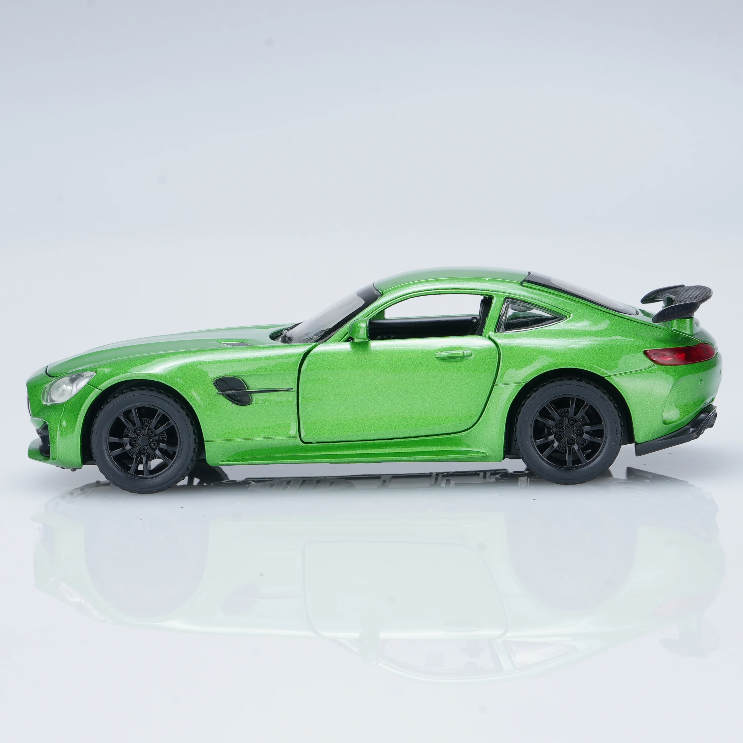 Grünes, vorgefertigtes Druckguss-Legierungsauto im Maßstab 1:32, geeignet für Druckgussautomodell-Enthusiasten, Desktop-Dekoration oder als Geschenk.