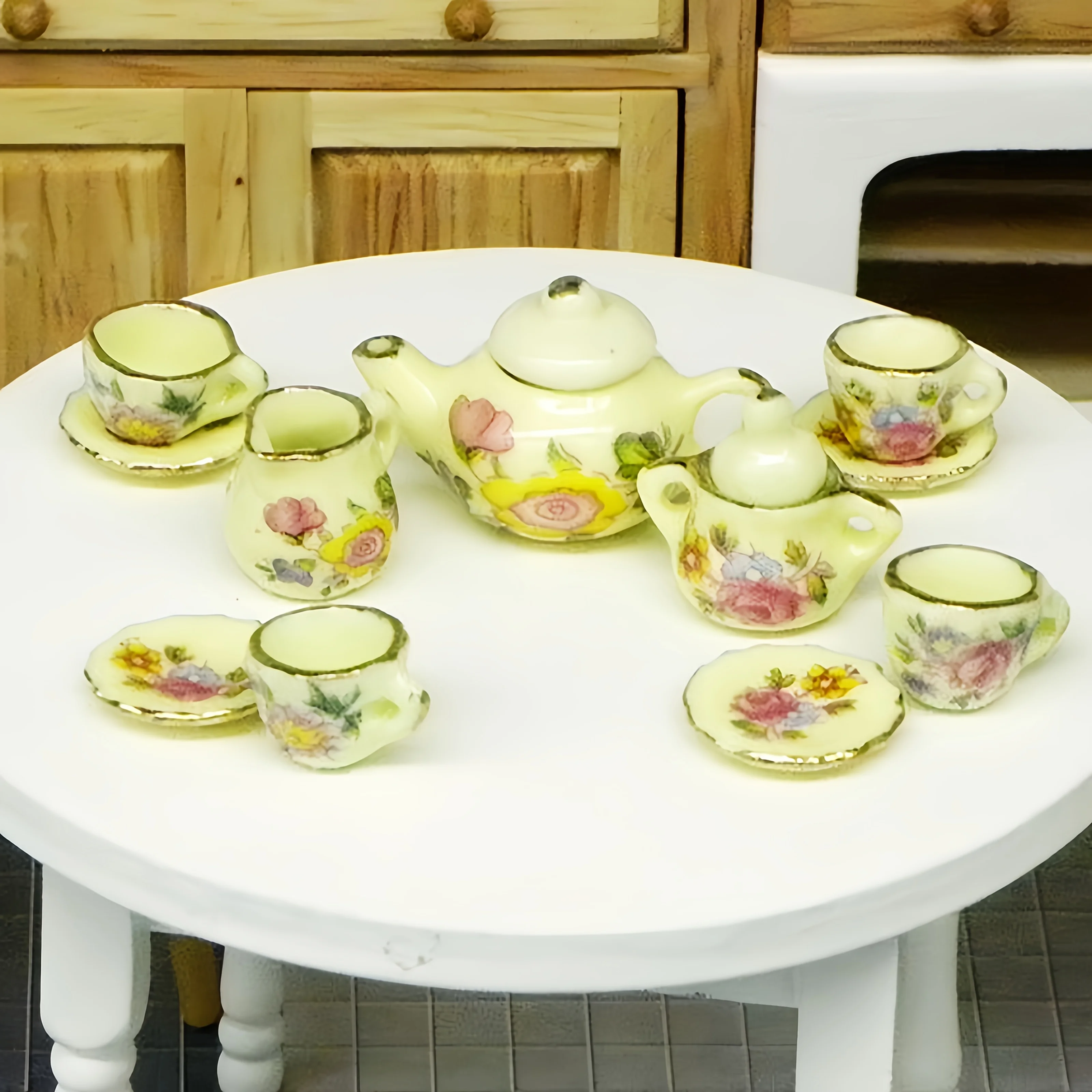 

Миниатюрные керамические чайные сервизы, выполненные в масштабе 1:12, идеально подходят для творческого декорирования в стиле кукольного домика.