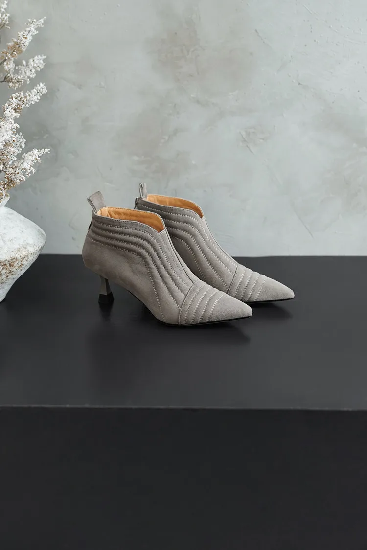 

2025 New Fashionable Sheepskin Pointed Toe Short Boots Women's Back Zipper Retro Leather Shoes Comfortable High Heels