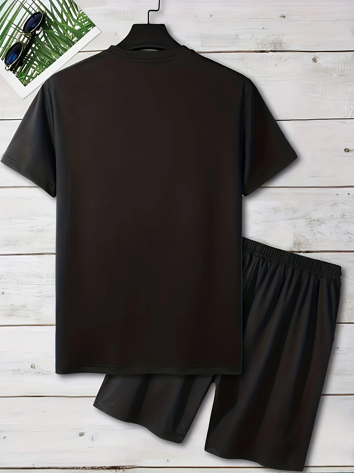 طقم تي شيرت رجالي، بأسلوب مريح وفضفاض، مع طباعة بنمط الحروف، وملمس خفيف الوزن وجيد التهوية.