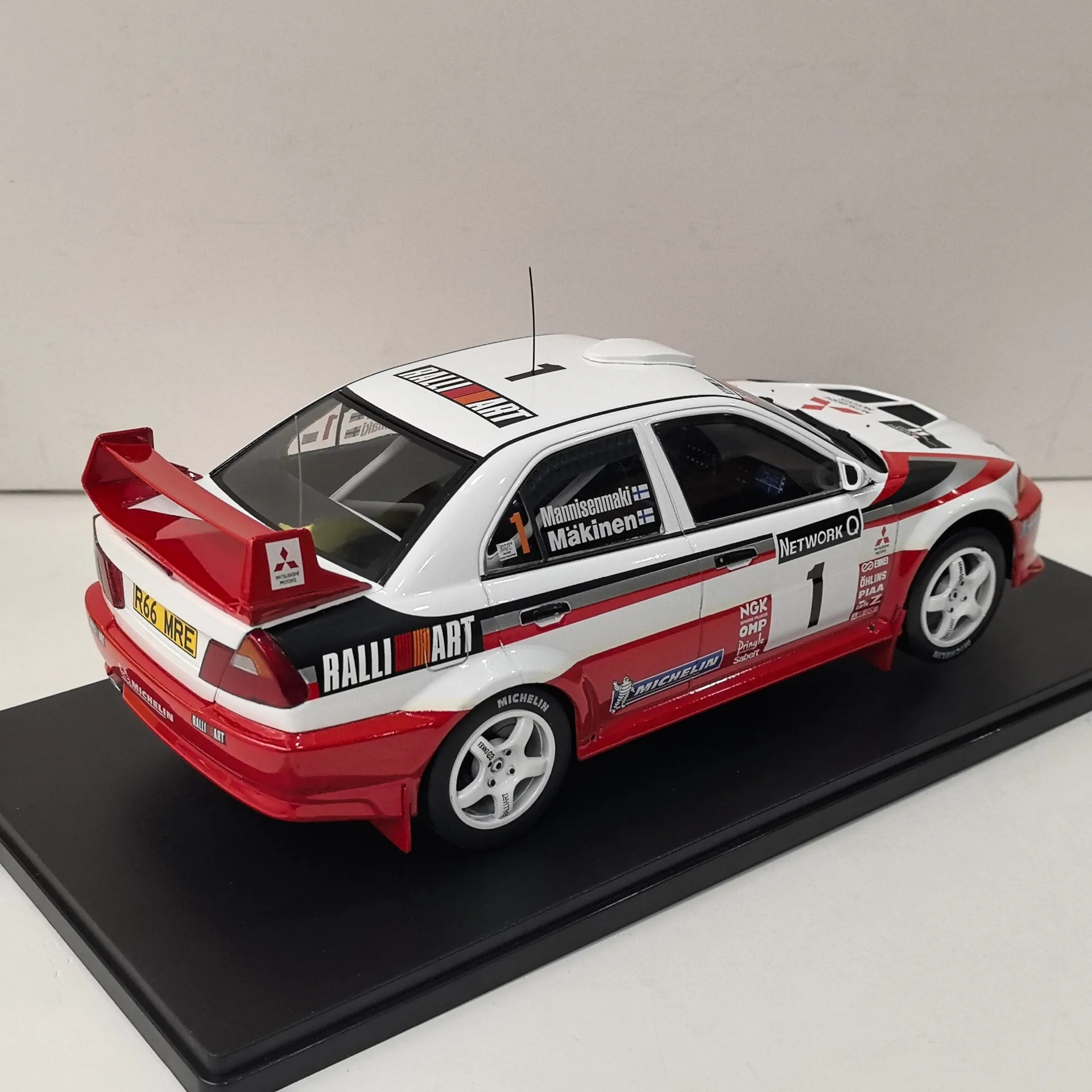 Moulé sous pression IXO 1/18 Échelle MITSUBISHI LANCER EVO V # 1 modèle de voiture de course en alliage Mitsubishi, jouet à collectionner, présentoir Souvenir cadeau