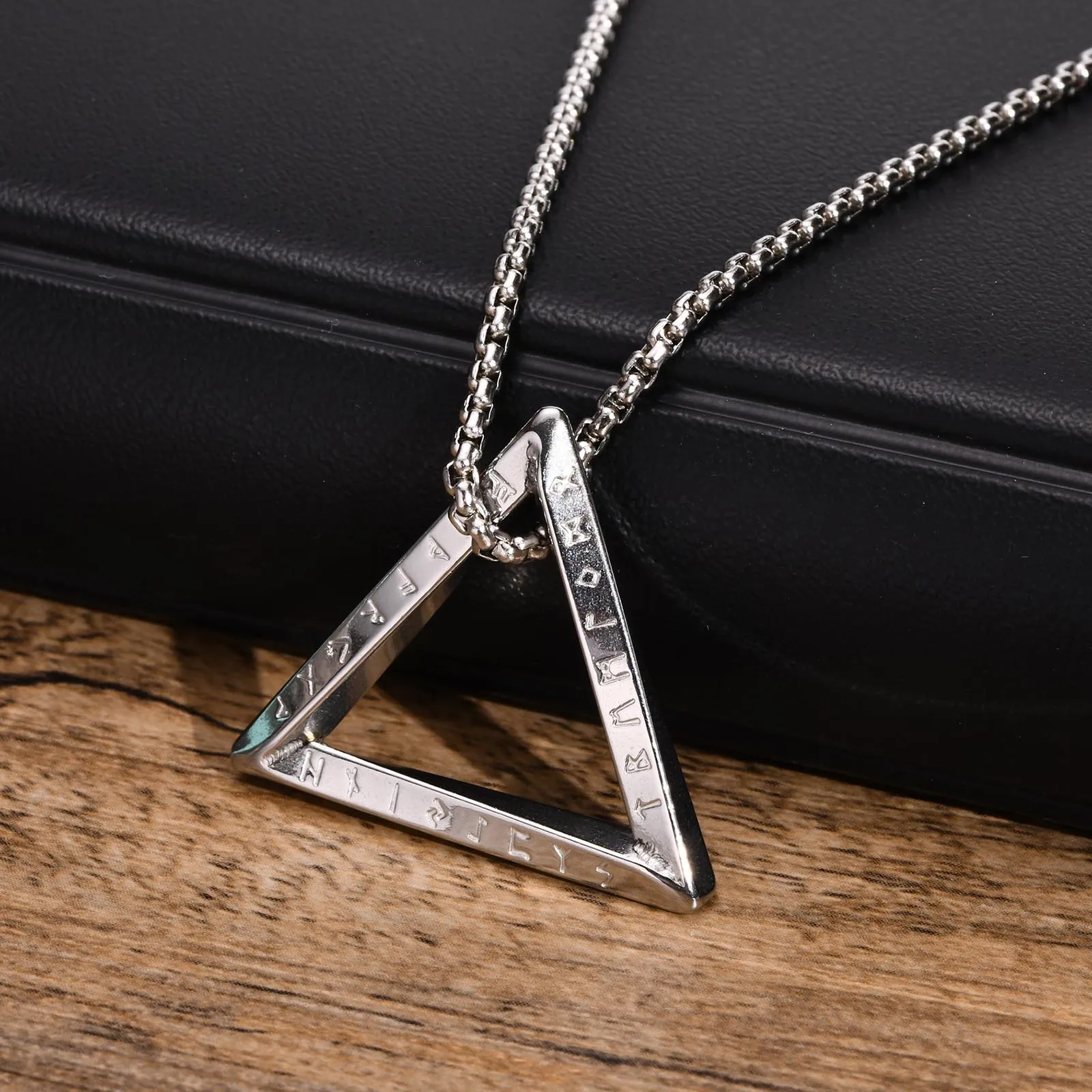 Stilvolle Amulett Nordischen Viking Halsketten für Männer, wasserdichte Edelstahl Dreieck Anhänger Kragen mit 55/60/70cm Box Kette – Detail 6