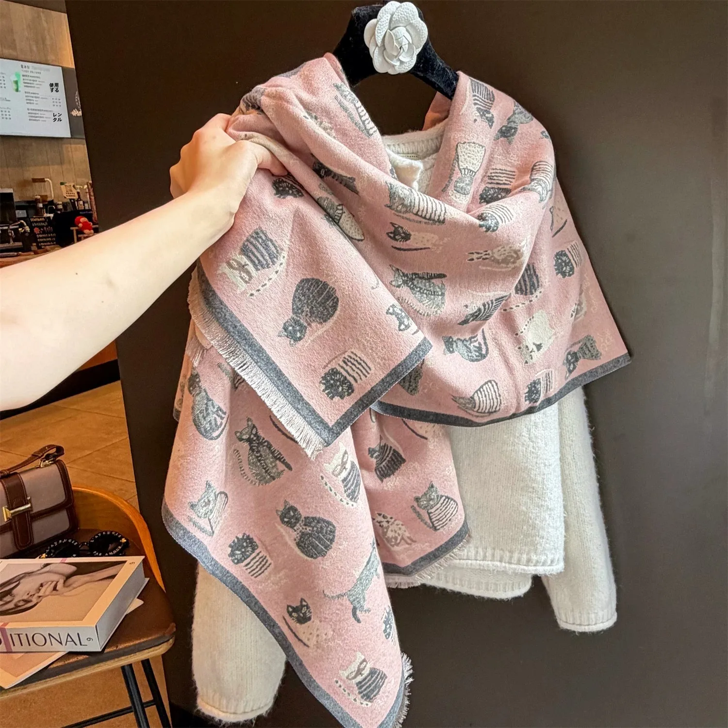 Echarpe-rectangulaire-longue-double-face-cyrena-kaer-rose-design-coreen-chaude-pour-l'hiver-pour-femme