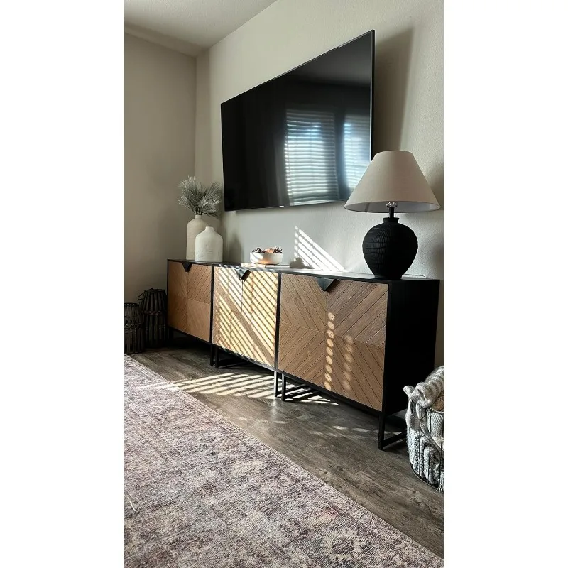 خزانة تخزين بوفيه جانبية حديثة من Enloe باللون الأسود مع أبواب بلمسة نهائية من خشب الصنوبر الريفي وقاعدة معدنية غير لامعة