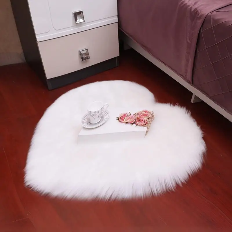 1pcs Mini Love Heart Rugs Artificial Wool Sheepskin Hairy Carpet Gorgeous Home Bedroom Decoration Carpets Soft Non-slip Mat