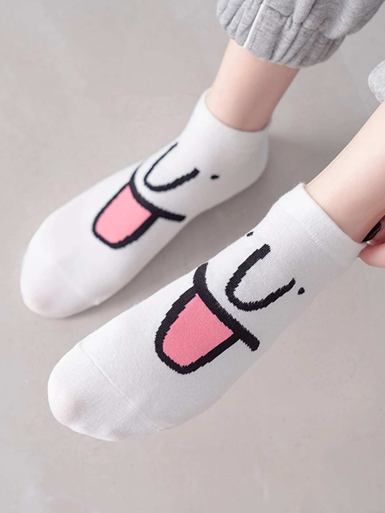 5 أزواج من الجوارب النسائية ذات الشخصية المضحكة التي يتم تحميلها بشكل عشوائي