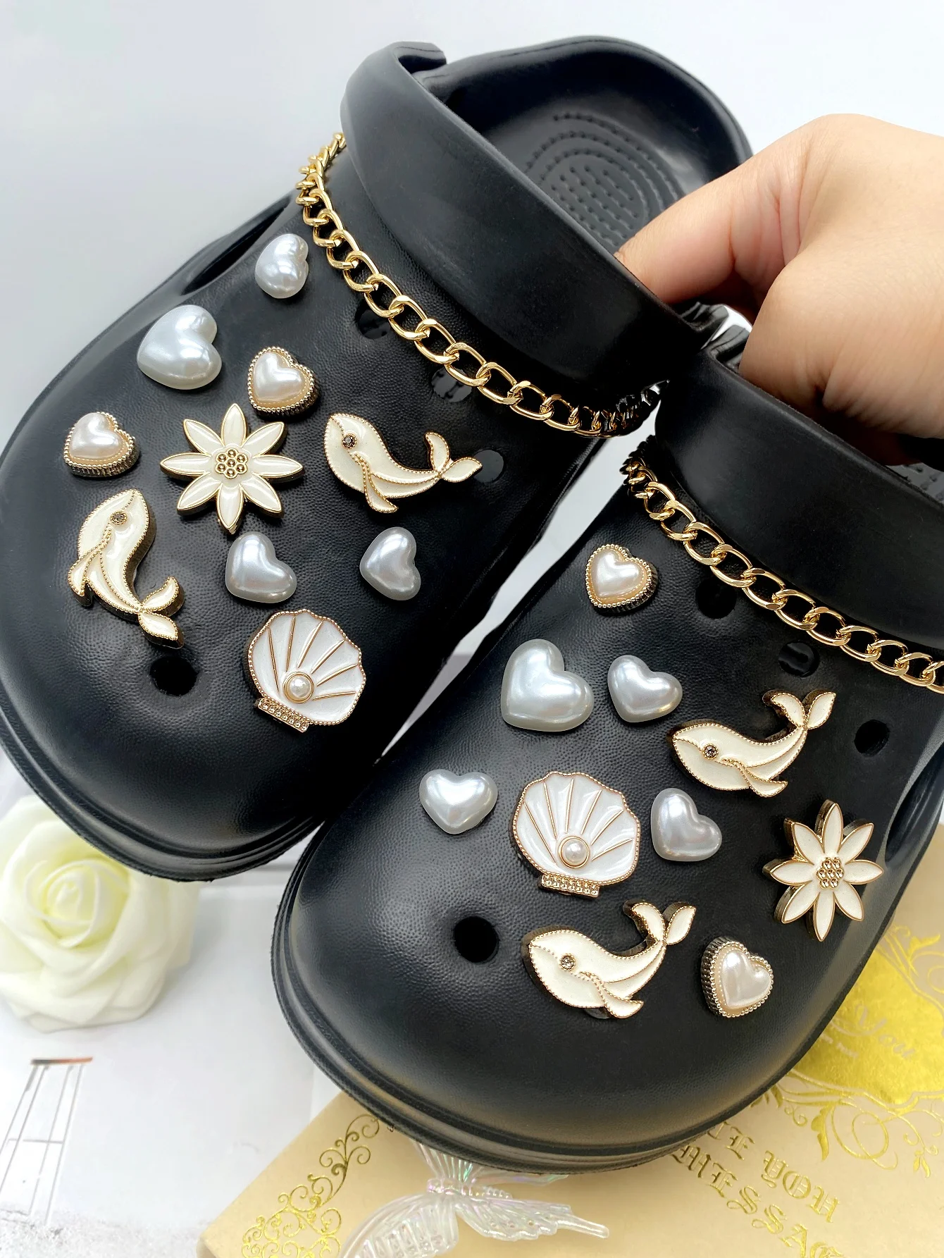 22 pieces of golden chains, dolphins, chrysanthemums, ABS pearl shells, heart-shaped shoe buckles DIY decorations, multi-functio