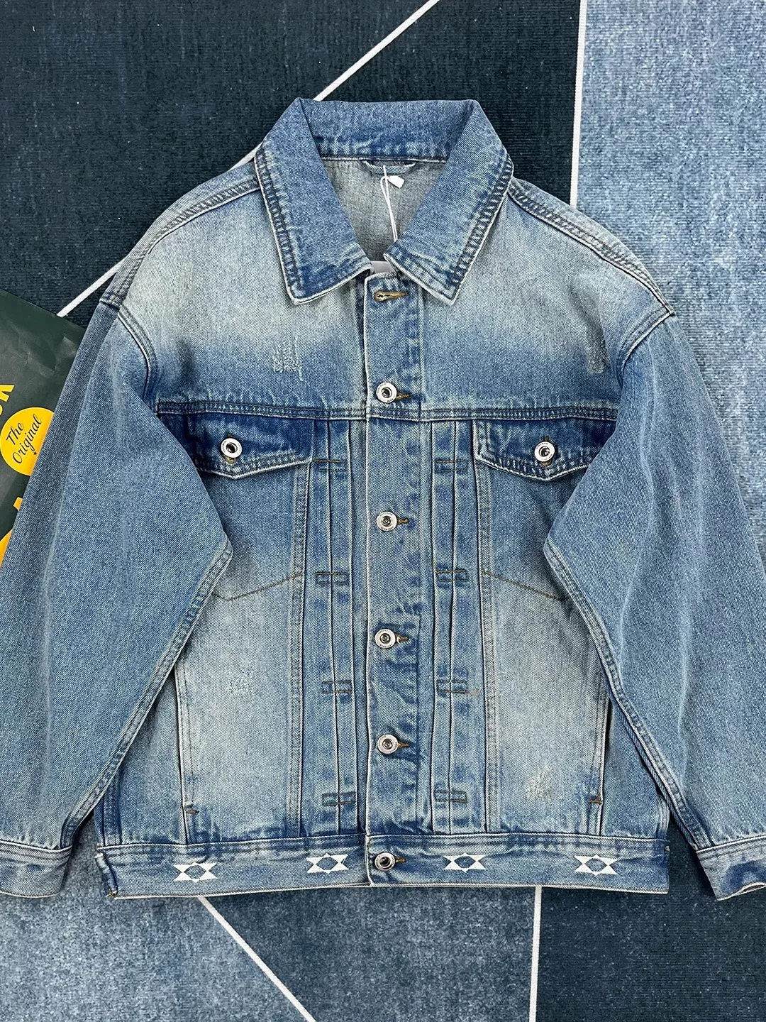 

Мужская джинсовая куртка с воротником в стиле ретро, осенне-зимняя, новая модель, модная, высококачественная, больших размеров, в молодежном стиле, однотонная, удлиненная.