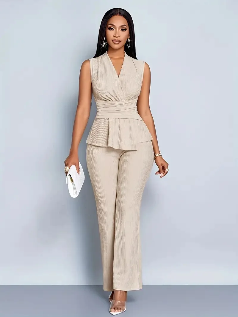 

Элегантный комплект из двух предметов: топ без рукавов с V-образным вырезом и асимметричные брюки с широкими штанинами и неровным краем. Шикарный повседневный наряд для лета и весны.