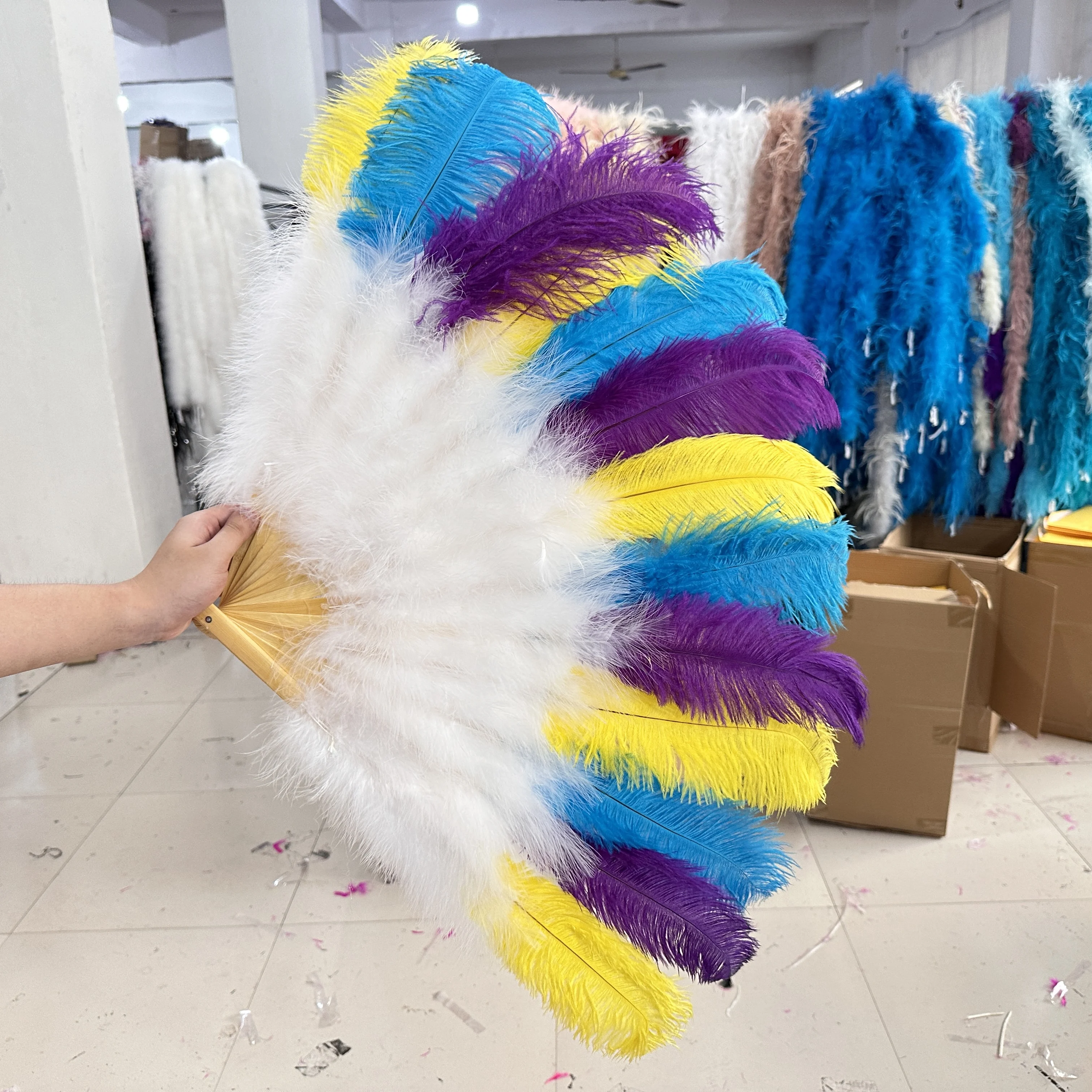 

Real Mixed Color Ostrich Hand Feather Fans for Stage Performance Dancer Show Halloween Wedding Party Props Turkey Plume Hand Fan