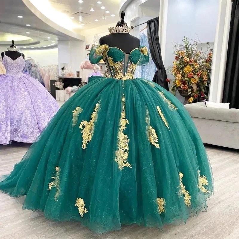 

Emerald Green Quinceanera Dresses For 16 Girl Off the Shoulder Gold Appliques Beads Tull Princess Ball Gowns Birthday vestidos