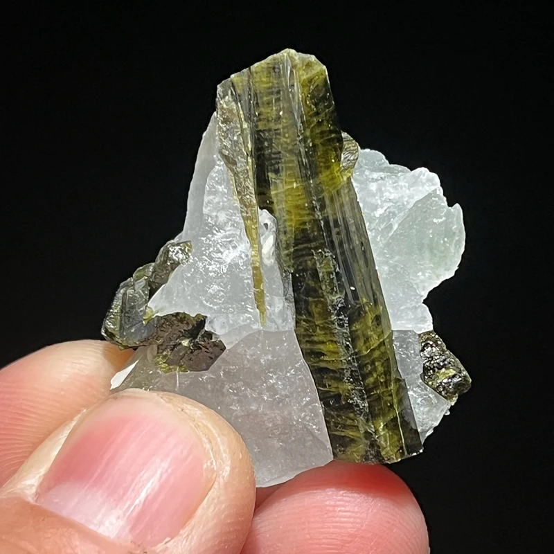 100% natural raw green tourmaline mineral specimen crystal quartz healing stone for home and garden decoration