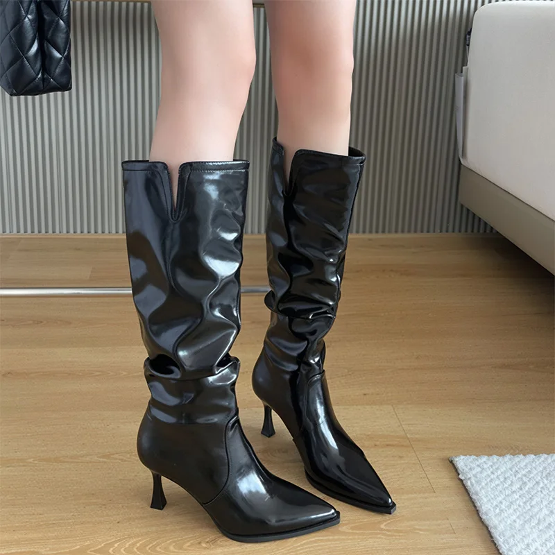 黒の特許皮革を使用した、つま先が尖ったハイヒールブーツ。女性用、セクシーなプリーツデザイン、ナイトクラブやパーティーに最適なニーハイブーツ。秋にぴったりの、履きやすいロングブーツ。