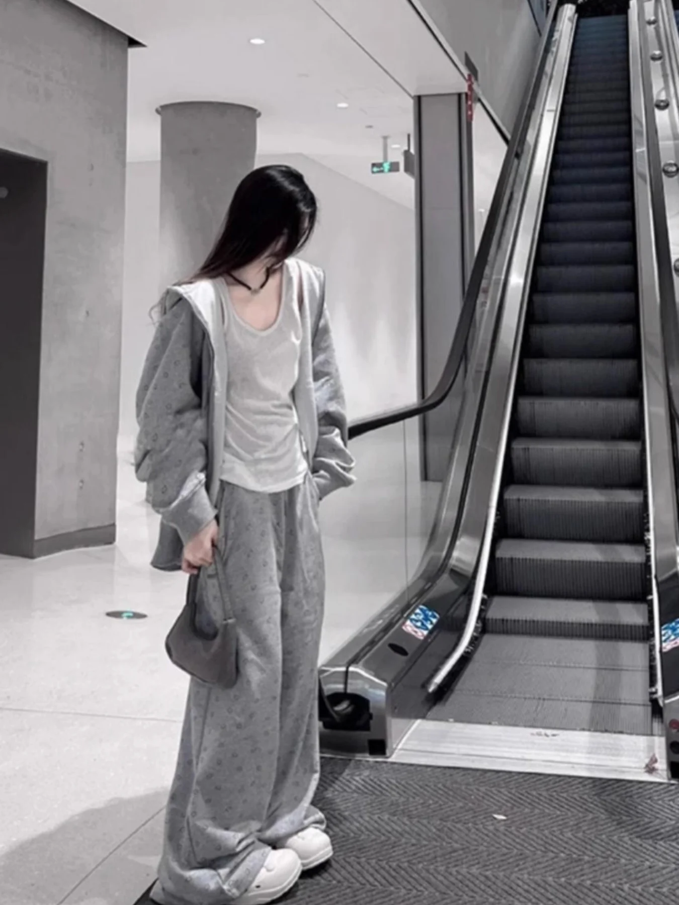 春と秋の新作韓国風カレッジ風ジッパー付きスウェットセット |   女の子限定のニッチなカジュアルツーピースセット！ 新鮮なカレッジスタイルを演出、すっきりとしたジッパーデザイン、欠点を隠すゆったりとしたフィット感で、よりスリムに見せます。あらゆる体型に適しており、普段着、学校、ショッピング、外出に最適です。スタイルの衝突を避けるユニークなデザイン、多用途で合わせやすい、若々しくエネルギッシュな印象を簡単に作成できます。春を完璧に仕上げるセットです。