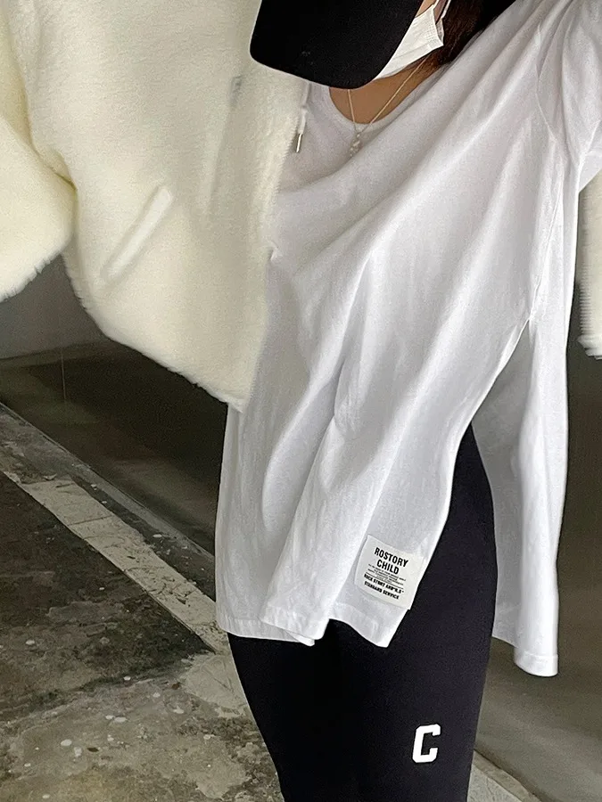 หลวม U-Ne สีขาวฐานเสื้อยืดผู้หญิง ular Design Sense Slit ป้ายความยาวกลางอินเทรนด์สําหรับฤดูใบไม้ร่วงฤดูหนาว