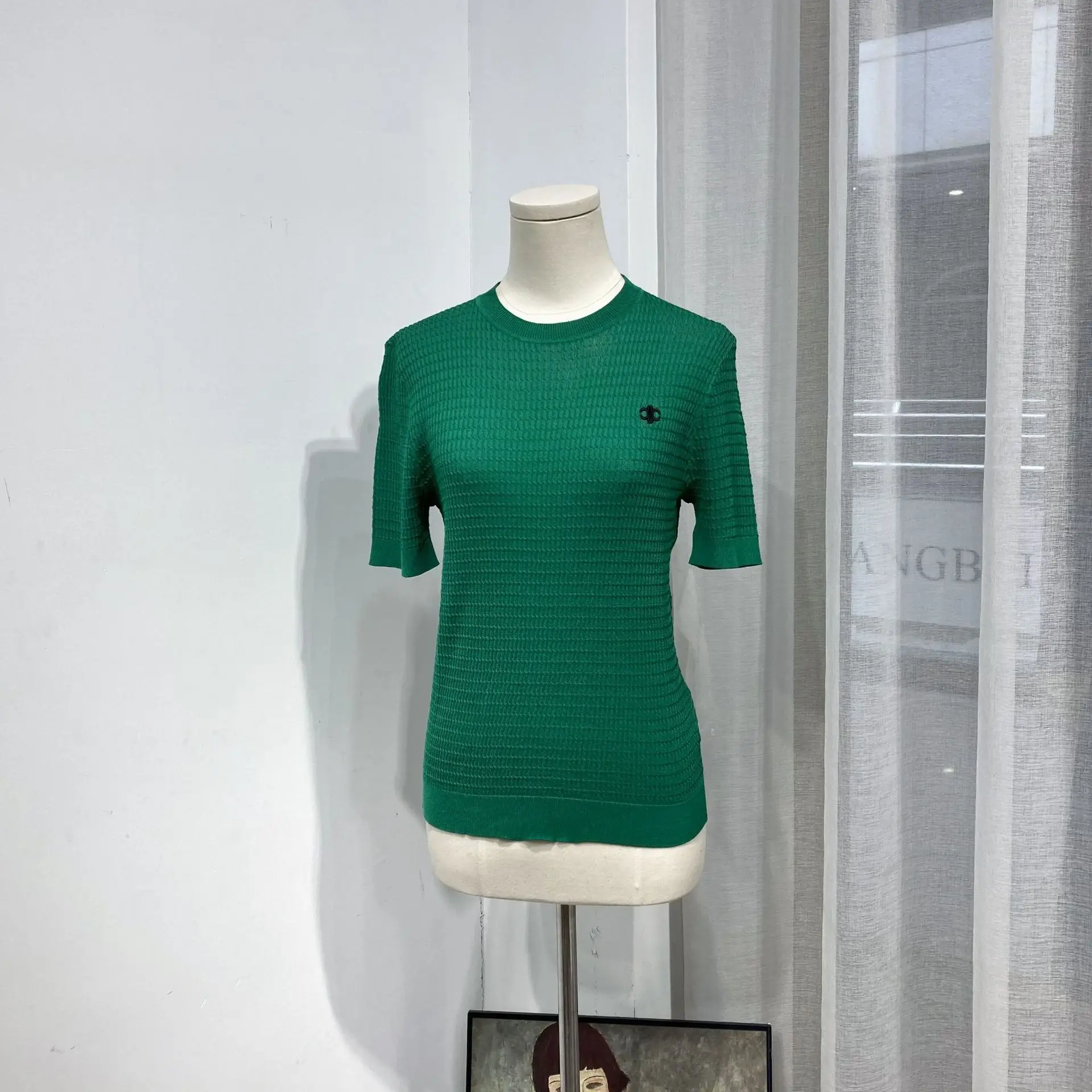 Alta qualità estate moda signora o-collo Pullover Top manica corta maglia di seta del ghiaccio ricamo donne maglioni di base sottili