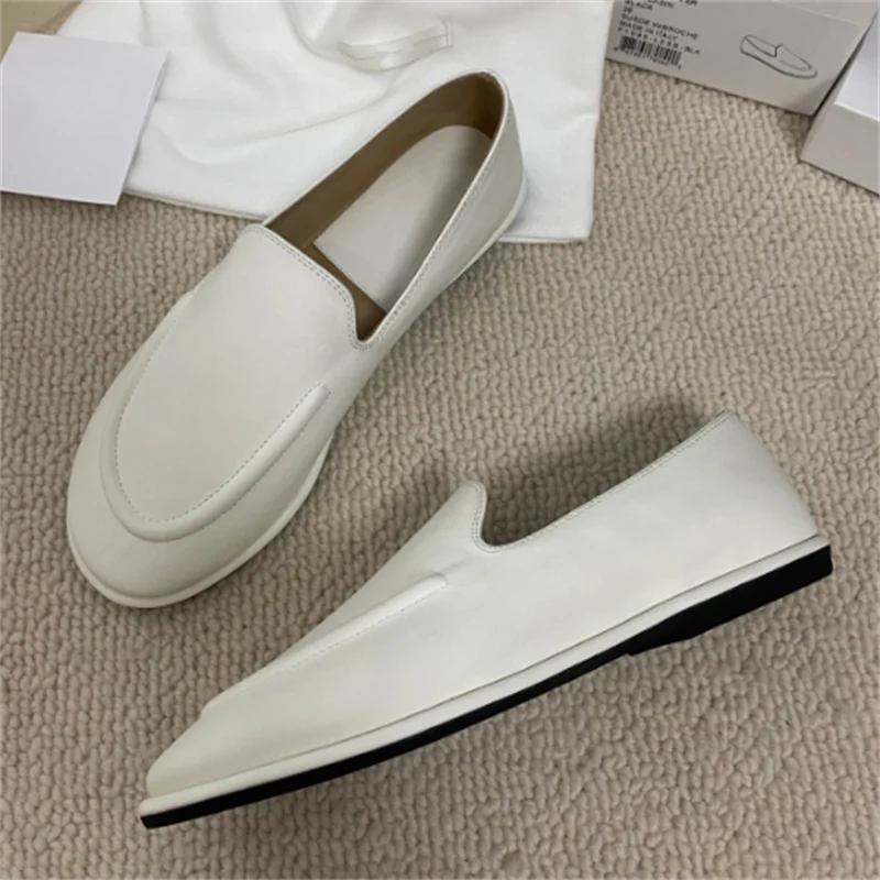The New Flat Bottomed Classic Loafers Are Made of Soft Calf Leather and Feature a Classic Round Scalp Leather Lining for a Tailo