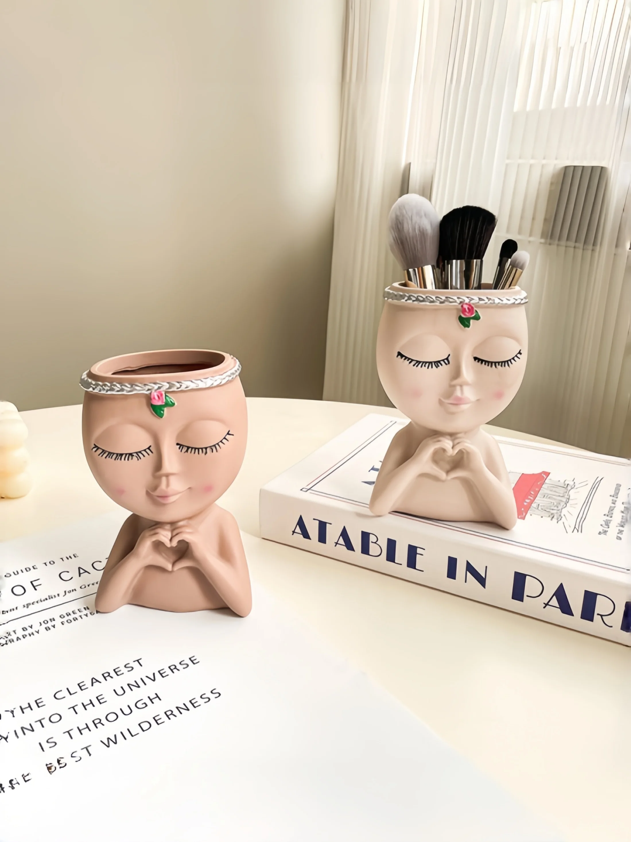 Cute Little Girl Pen Holder Ornament, Makeup Brush and Lipstick Storage Container, Room Decoration, Birthday Gift, Garden Decoration
