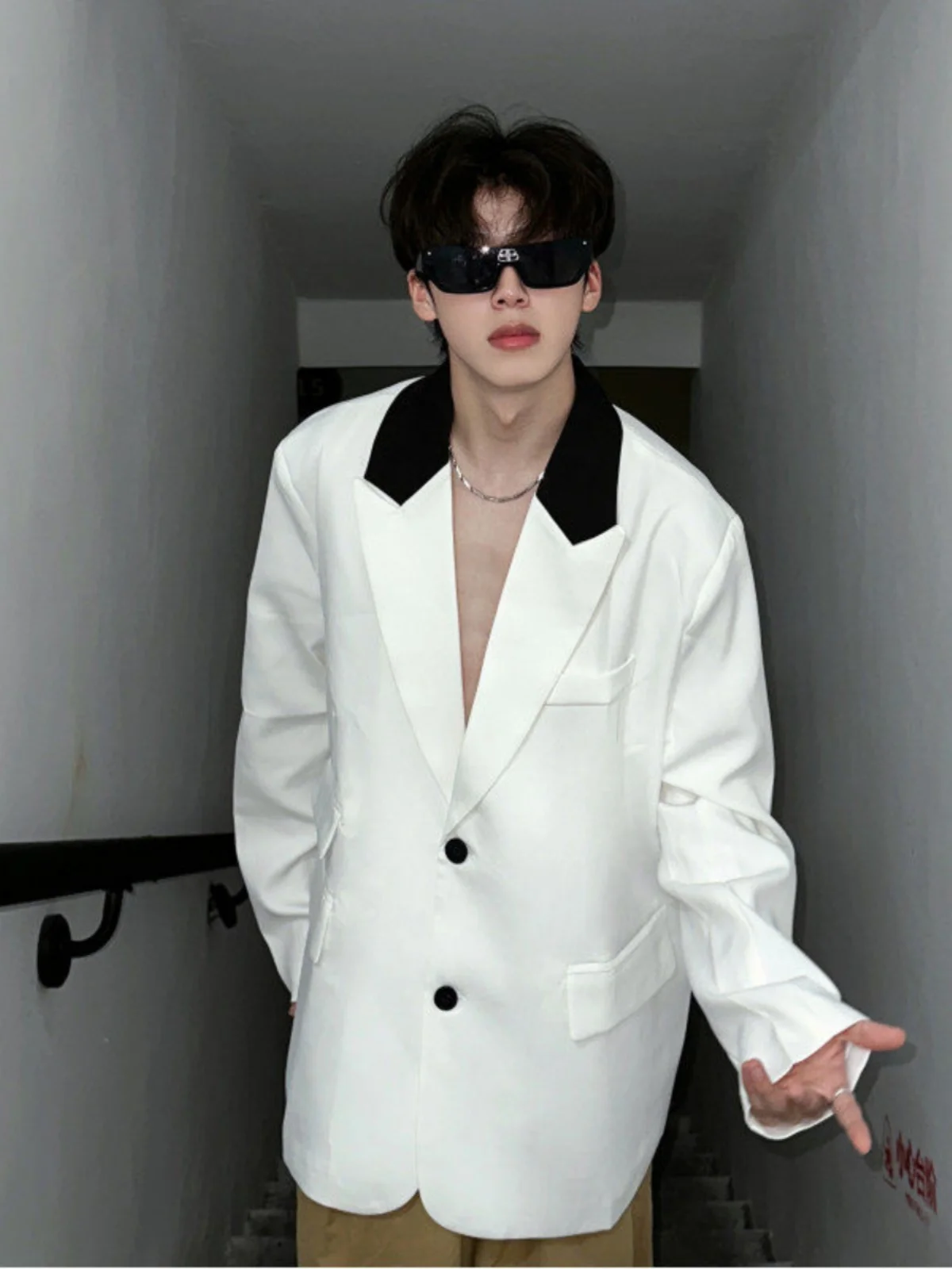 

Корейский повседневный белый костюм-пиджак для мужчин: дизайнерский, высококачественный, с элементами пэчворка, для отдыха, в западном стиле