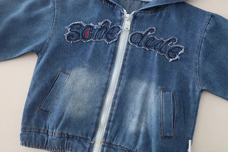 Komplety ubranek dla niemowląt na wiosnę i jesień, modne kurtki dżinsowe z kapturem i spodnie z napisami, 2-częściowe zestawy ubrań dla dzieci.