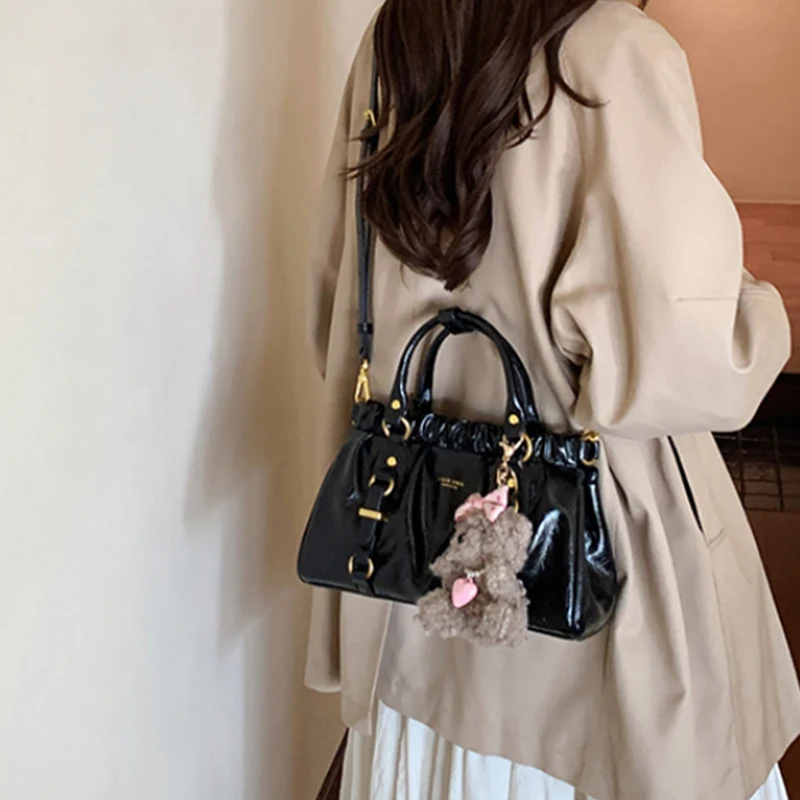 حقيبة سحابة نسائية ذات ثنيات ذات علامة تجارية جديدة راقية فاخرة بلون واحد حقائب يد مصممة للترفيه حقيبة كروس للركاب مع قلادة