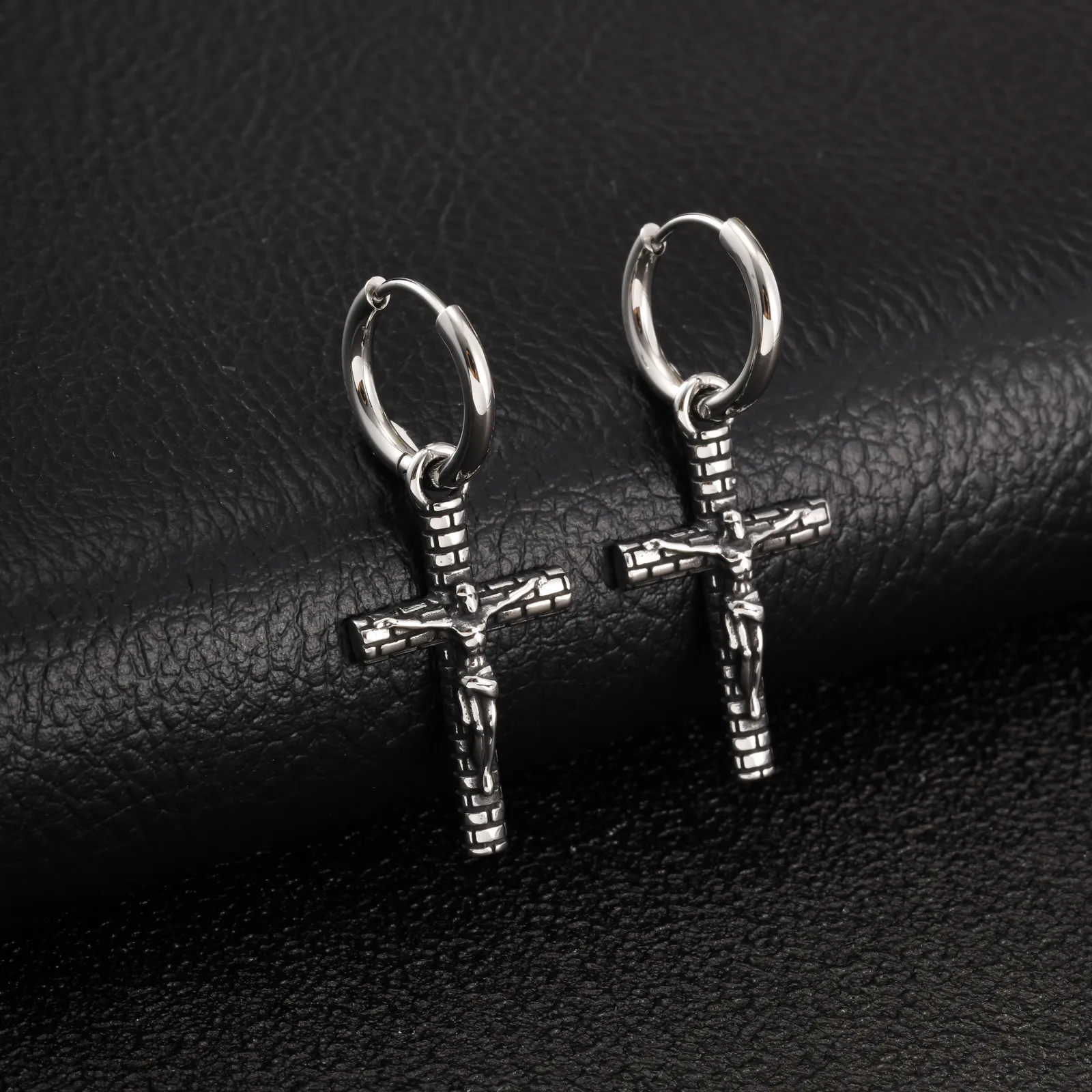 Vintage Kreuz-Ohrringe für Männer, Hypoallergene Edelstahl-Hängeohrringe, Hip-Hop Trendiger Schmuck – Detail 5
