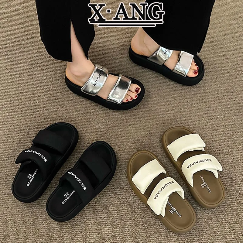 

Senior step on the poop feeling thick soled women's slippers summer wear 2024 new casual beach one word bread sandals