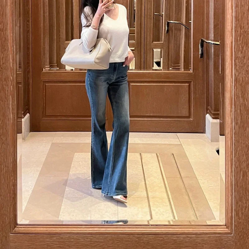 

Винтажные женские джинсы в корейском стиле, с эффектом потертости, с высокой талией, средне-синие, эластичные, облегающие, не прилипающие к телу, слегка расклешенные.