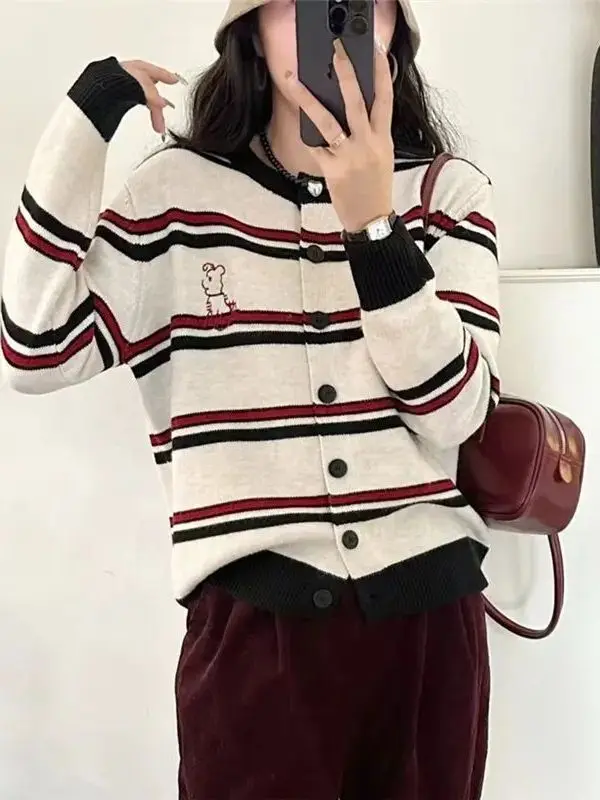 

Осенний новый корейский дизайн: вязаный свитер с круглым вырезом, вышивкой и полосками, с длинными рукавами, женский, модный, универсальный, на одной пуговице.