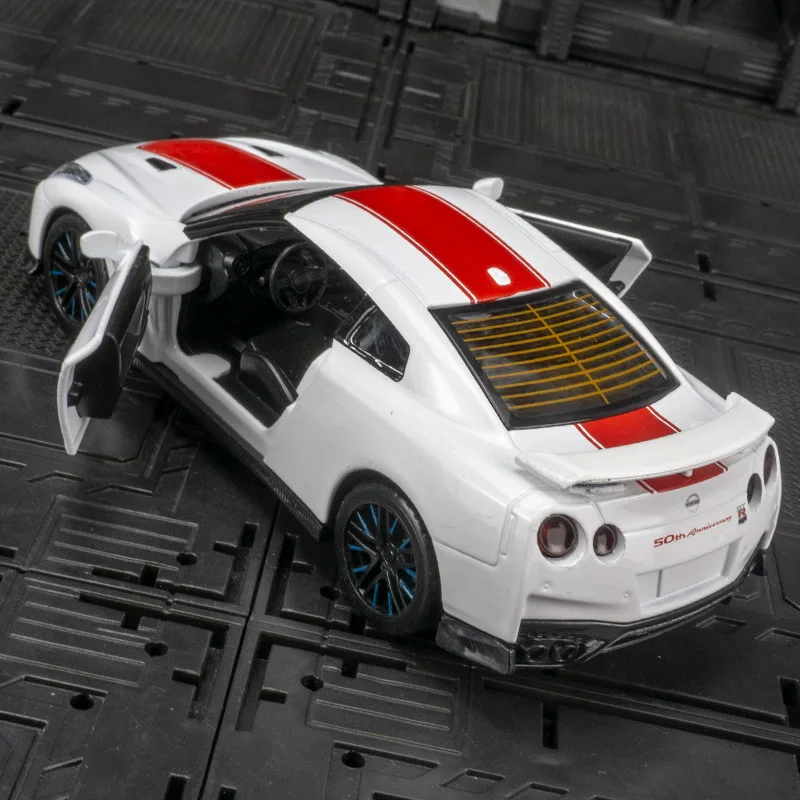 1:32 NISSAN GTR R35 50thรุ่นรถของเล่นDiecast Supercarประตูเปิดเสียงดึงกลับของเล่นเด็กวันเกิดของขว...