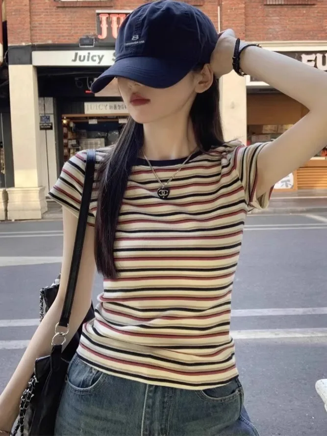 Retro amerykańska koszulka damska w paski, dopasowany krój, letni design, bluzka z odkrytymi ramionami.