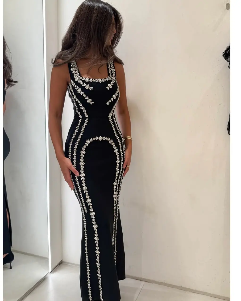 2025 매력적인 여성 이브닝 파티 드레스 럭셔리 크리스탈 슬리브리스 슬림핏 블랙 랩 이브닝 우아하고 세련된 디자인