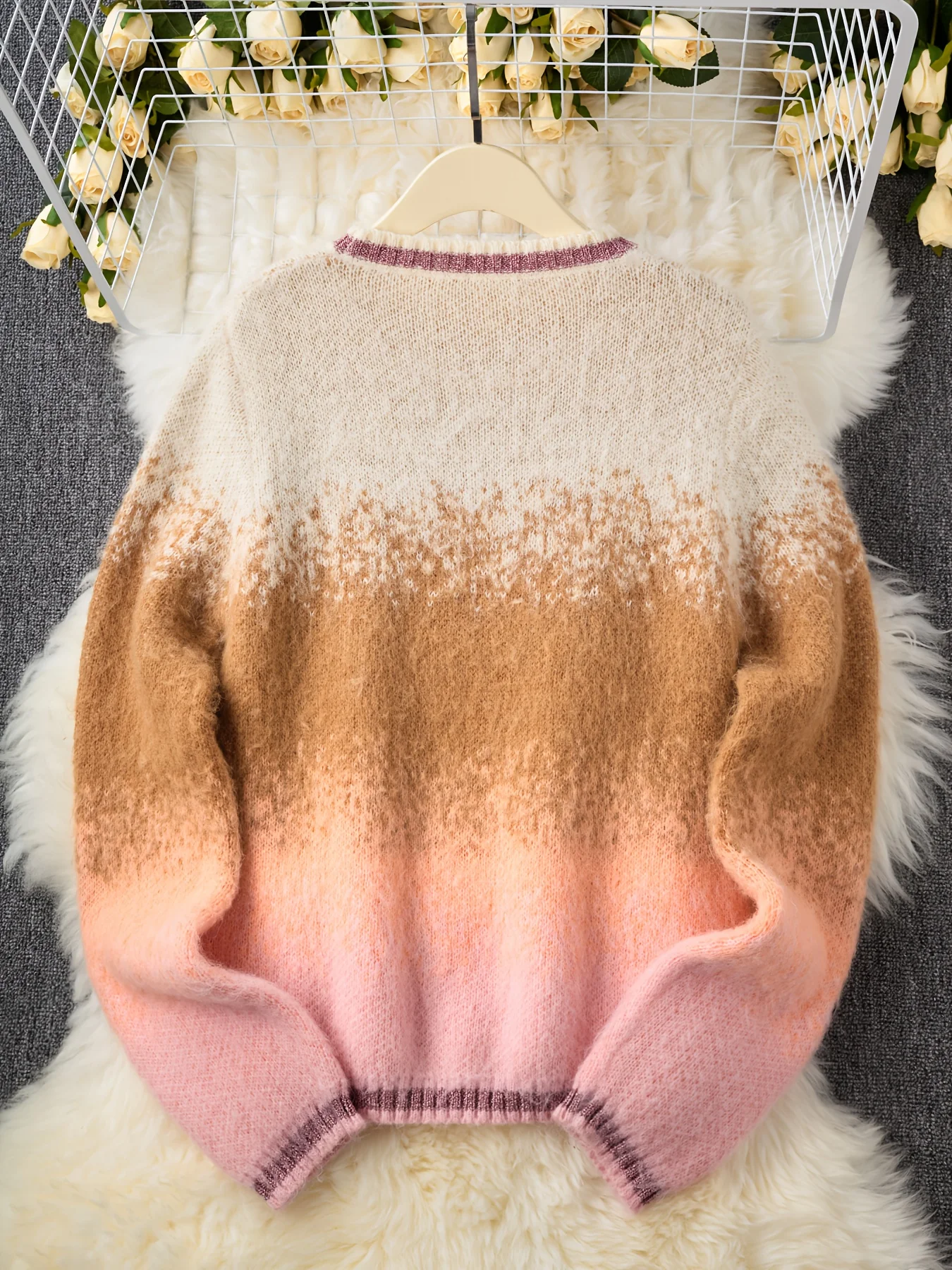 Delikatny damski sweter z gradientem kolorów, pluszowy, dzianinowy pulower, modny, wygodny, podkreślający temperament.