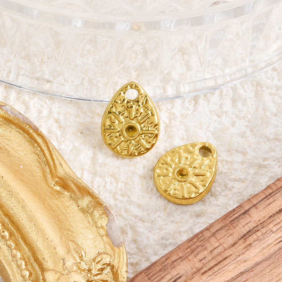 5 Stück goldfarbene Anhänger mit Strass-Cabochons in Herz-, Stern-, Augen- und Blumenform aus Edelstahl für die Schmuckherstellung. – Detail 4
