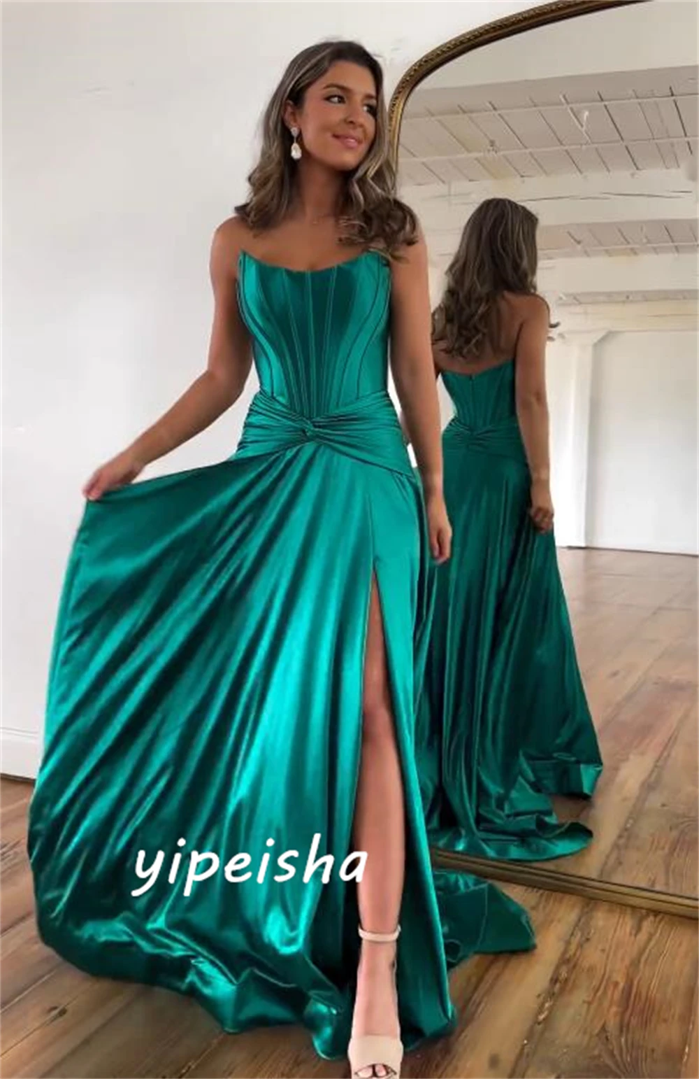 Maßgeschneidertes, schlichtes, lässiges, trägerloses Ballkleid-Quinceanera-Kleid mit drapierten, bodenlangen Röcken und Charmeuse-Abend