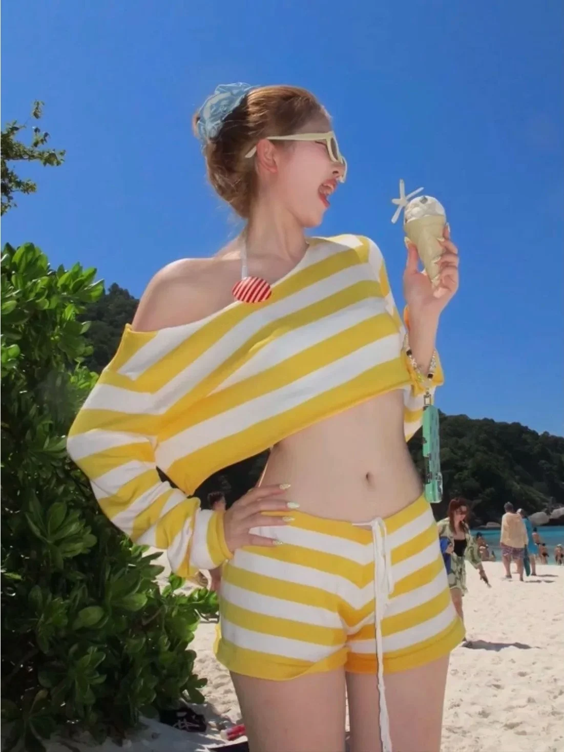 

Желто-полосатый купальник-бикини из двух частей с шортами, вязаная накидка в курортном стиле, купальник для горячих источников с вырезом на животе