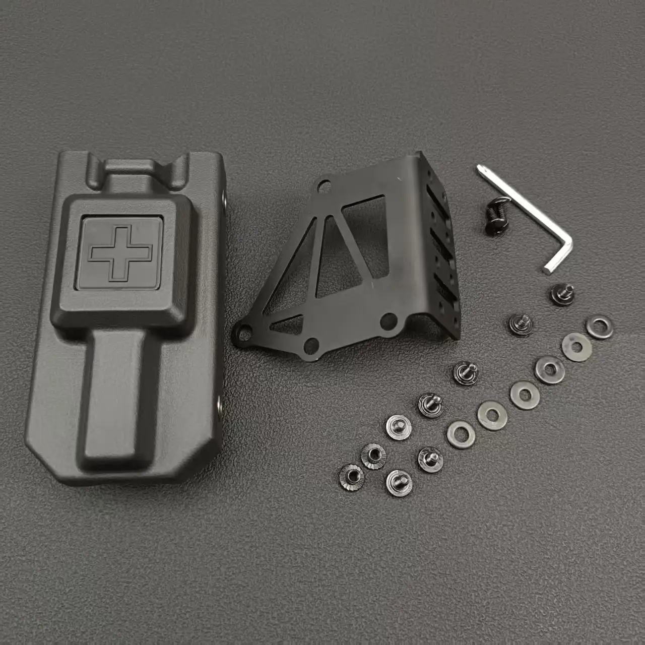 

Тактическая поясная сумка MOLLE — расширяемая поясная сумка с креплением для кобуры и отсеком для медицинских принадлежностей (для турникета), идеально подходит для стрельбища и тренировок