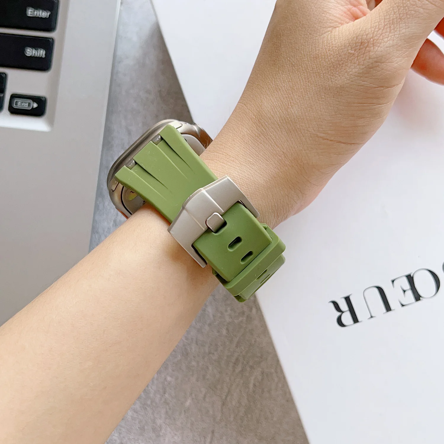 Luxury silicone strap for Apple Watch Ultra Sport Bracelet 49,46,45,44,42,41,40,38mm Sport strap for iwatch10,9,8,7,6,5,4,SE,3