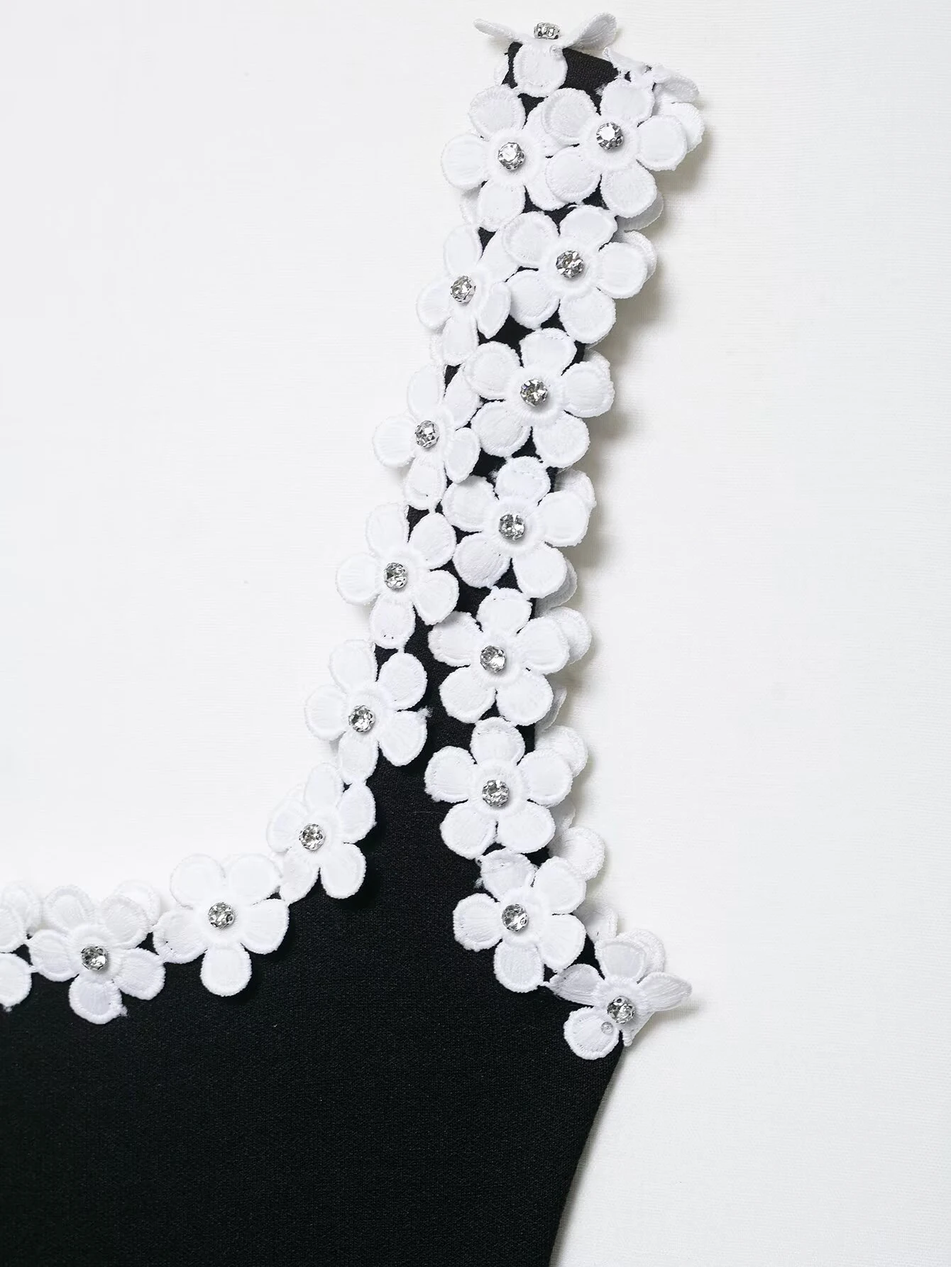 Europäischer und amerikanischer Stil 2025, Herbst, neue Damenbekleidung, Temperament, ärmellos, schmale Passform, mit Blumen befestigtes elastisches Kleid