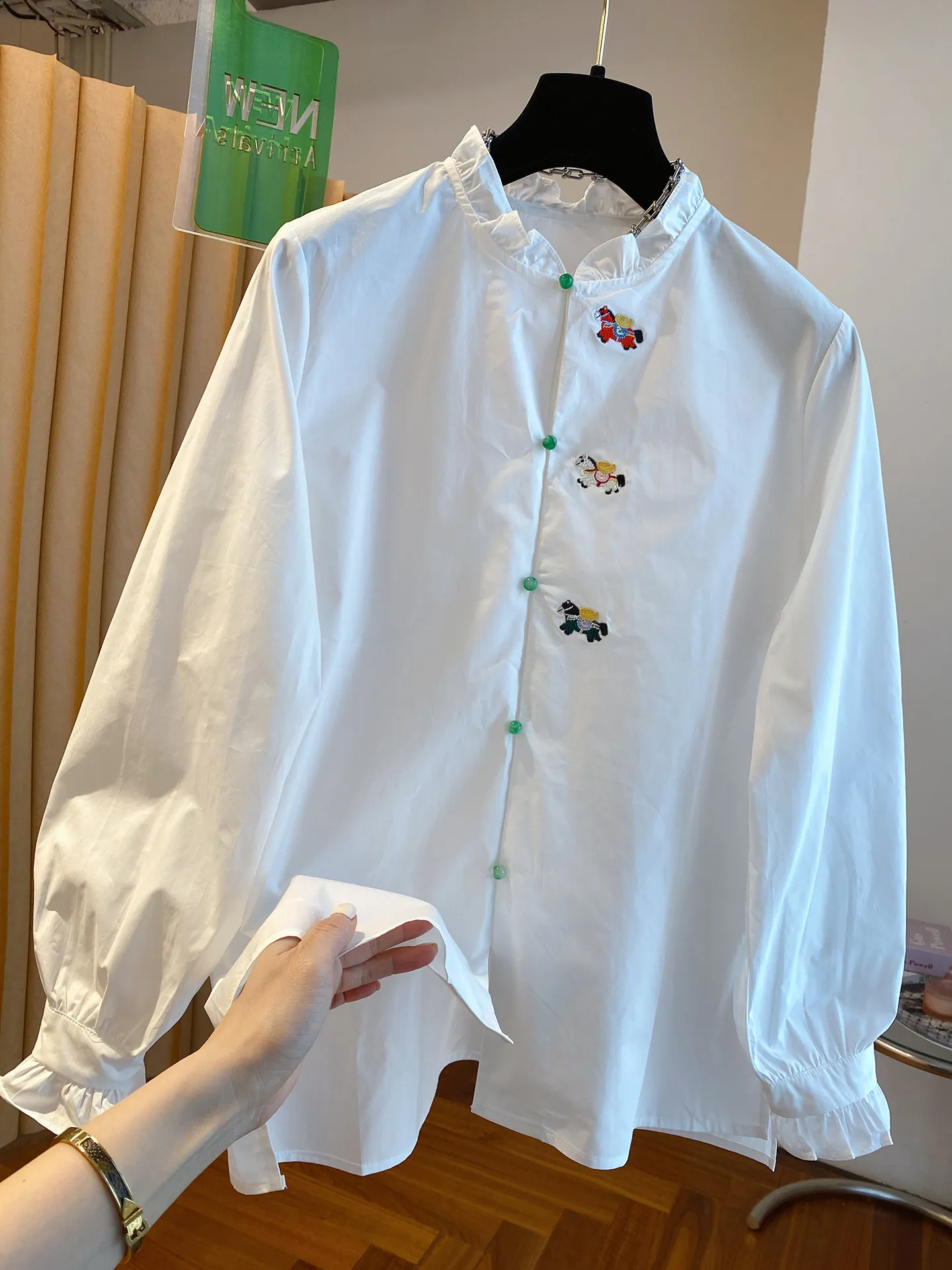 Nueva Camisa de Mujer de Estilo Chino con Cuello Mao Bordado, Manga Larga Holgada, Blusa Blanca de Moda Primavera con Detalle de Hongo...