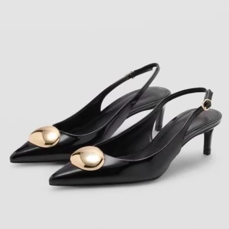 

Модные брендовые туфли-лодочки с металлическими украшениями, женские высококачественные черные лакированные кожаные дизайнерские туфли на каблуке с котенком, уютная офисная обувь для пригородных поездок