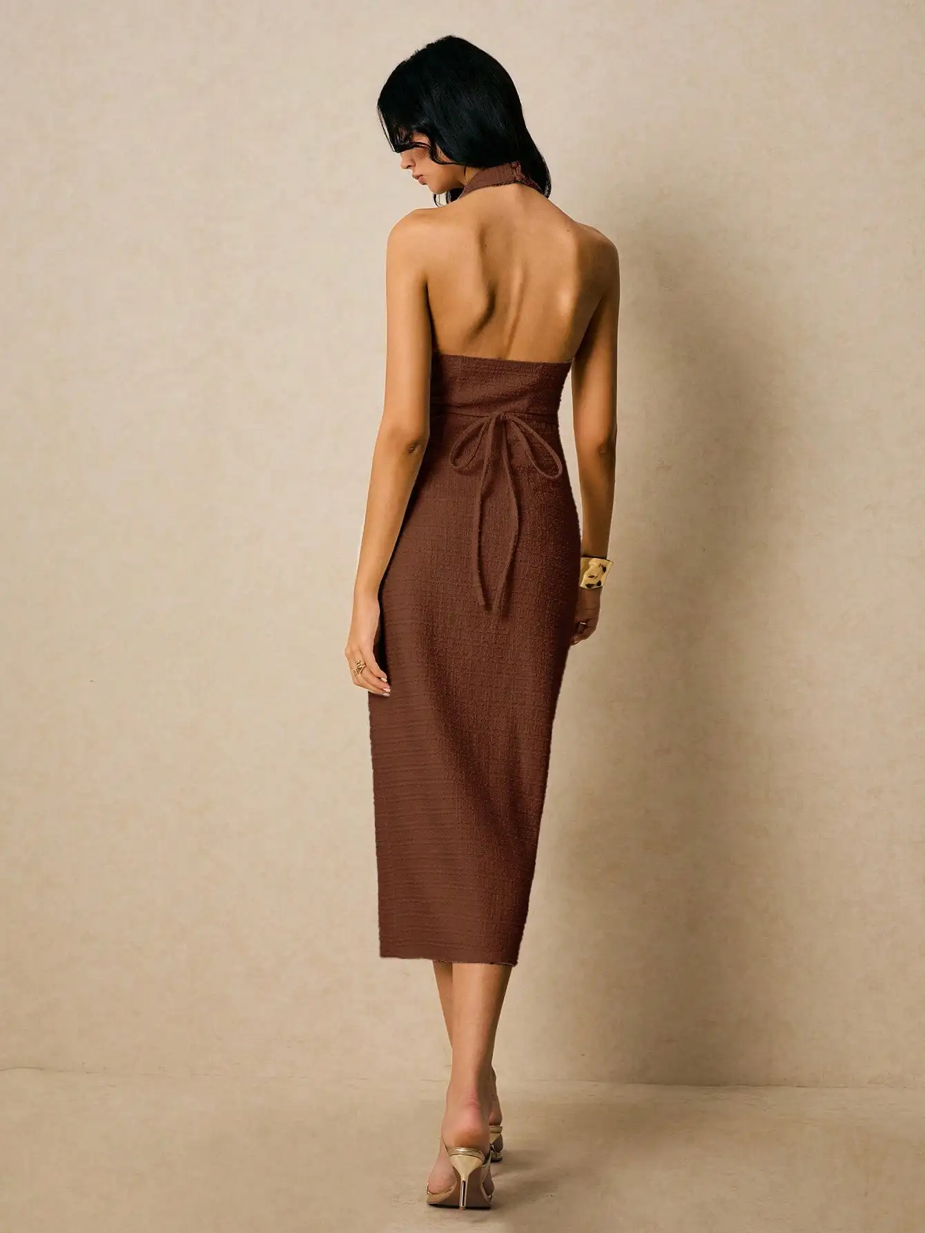 

Коричневое фактурное платье миди с открытой спиной, завязками на талии и открытой спинкой для вечернего шика