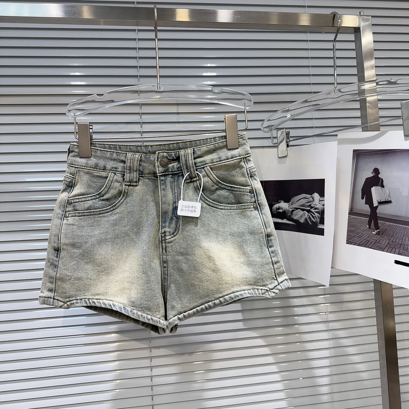2025 Summer New Street Cool Double-layer Pocket Wash Retro Jeans Shorts Women Street Polished White Denim Shorts High Street