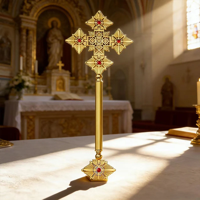 Neues traditionelles vergoldetes orthodoxes Standkreuz mit roten Emaille-Details für die Präsentation am Kirchenaltar und liturgische Feierlichkeiten – Detail 2