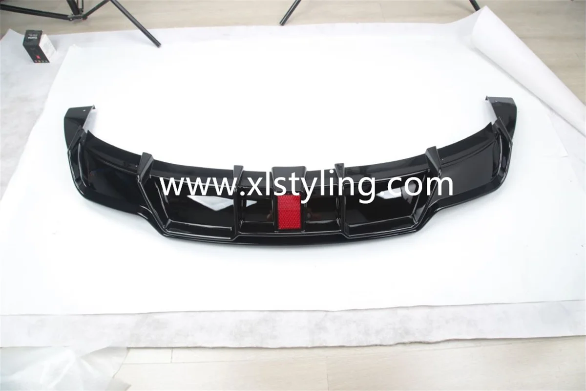 Supply Modification rear lower lip Glossy Black Rear Bumper Lip Diffuser With Led For for te sla Model 3 2017-2023