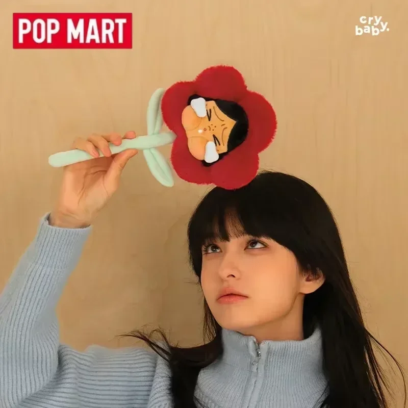

POPMART Crybaby Sad Club Series: Плюшевая фигурка-цветок в закрытой упаковке (сюрприз-бокс), милая коллекционная игрушка, настольное украшение, игрушка-сюрприз в пакете