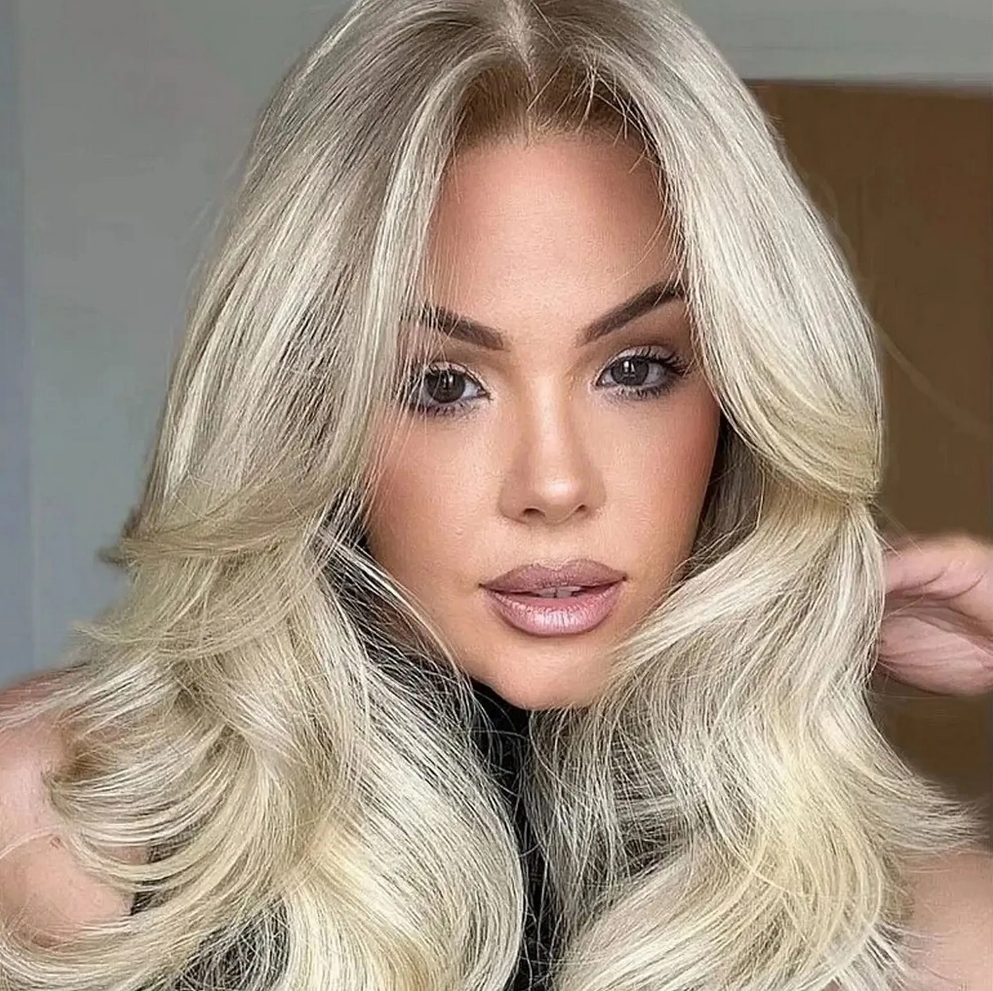 Perruque Futura Body Wave longue et tendance, cheveux synthétiques à reflets blond platine ombré cendré, perruque Lace Front transparente pour femmes